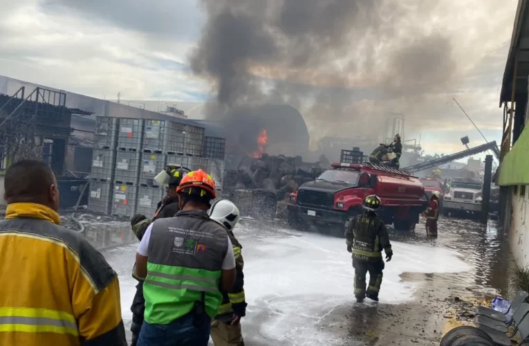 Incendio Devasta Fábrica de Químicos en Chicoloapanles