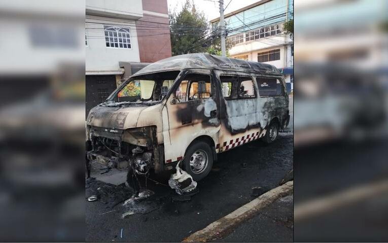 Extorsionadores incendian camioneta de transporte público en Coacalco por derecho de piso (VIDEO)