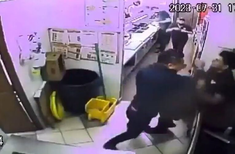 (VIDEO) Sujeto golpea a empleado de Subway en SLP por no atenderlo rápido