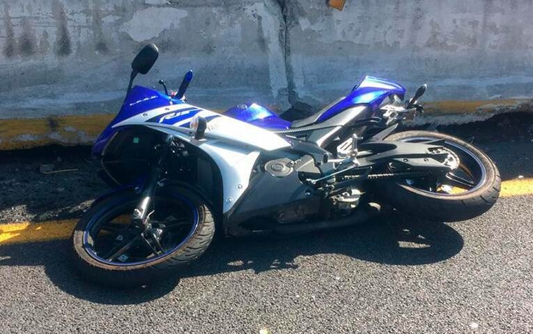 Tripulantes de una Motocicleta Resultan Heridos tras Ser Embestidos por Microbús