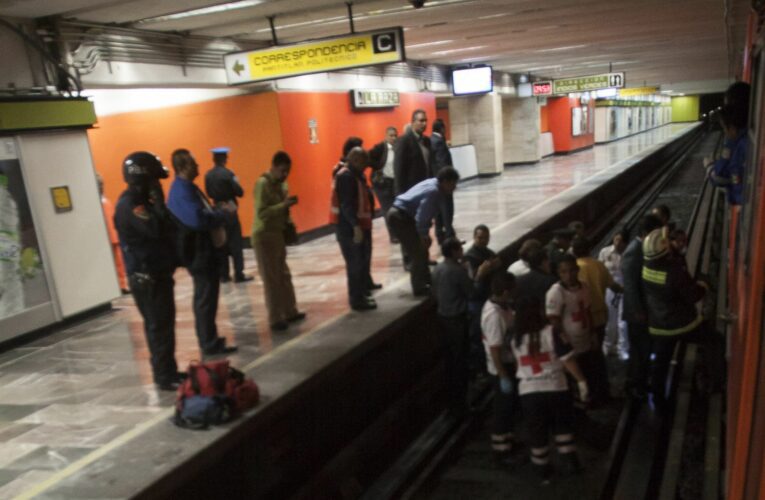 Trágico desenlace en la estación Hidalgo del Metro: Arrojó a su novia a las vías y luego se avienta