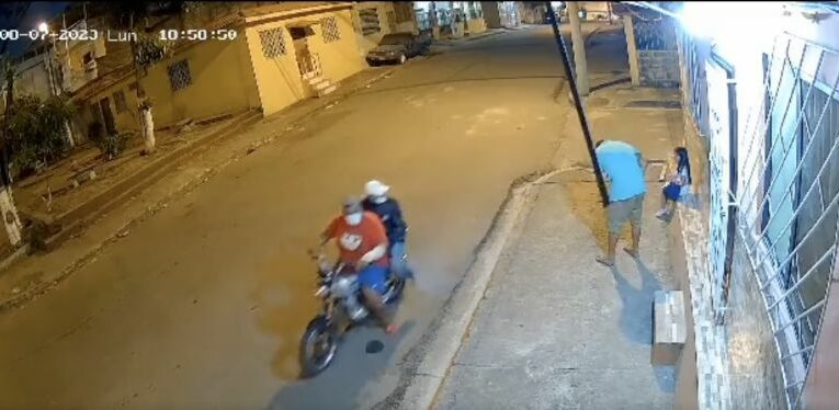 (VIDEO) Ladrones en motocicleta golpean y balean a padre frente a su hija en Guayaquil