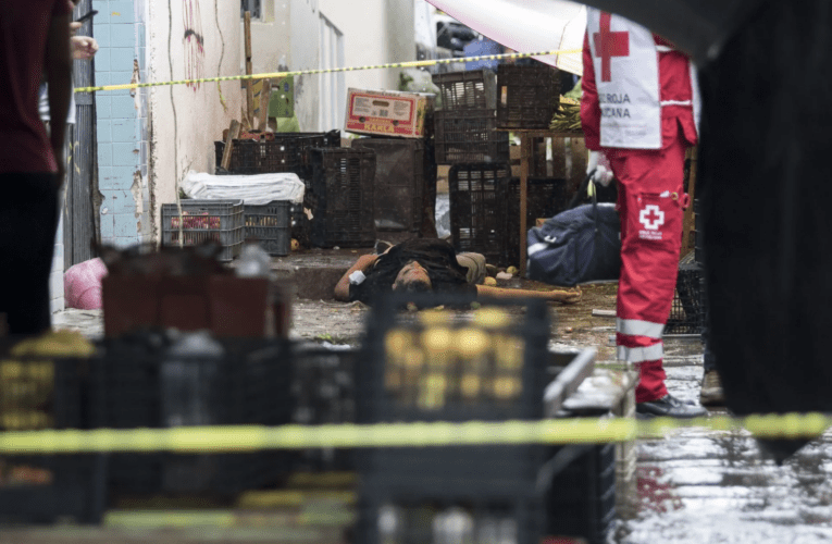 Tragedia en CDMX: Menor de Edad Atropella Puestos de Tianguis con un Taxi, Dejando a 6 Lesionados