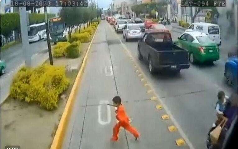  Niño en León, Guanajuato, Escapa Milagrosamente de Ser Atropellado por Unidad de Transporte [VIDEO]