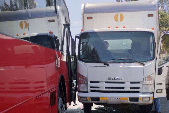 Choque entre Camioneta de Carga y Metrobús Deja Ocho Lesionados