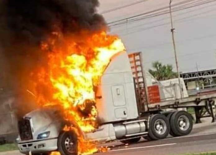 En Tabasco bloquean carreteras, queman vehículos y suspenden clases