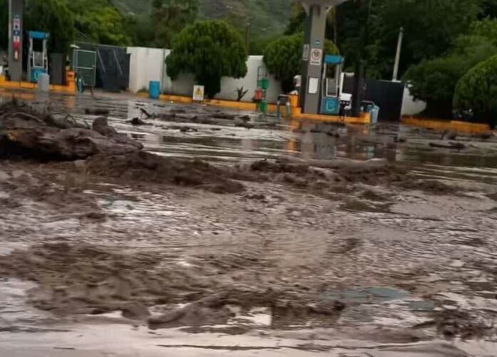 Siete muertos y nueve desaparecidos tras desbordamiento de un arroyo en Autlán, Jalisco