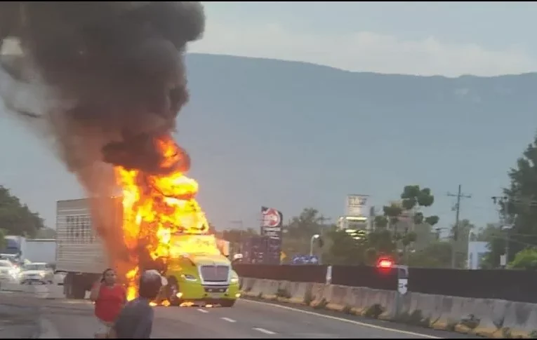 VIDEO Incidentes en la Autopista Armería-Tecomán en Colima: Tres Trailers Incendiados