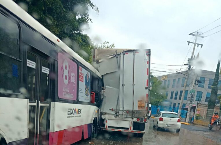 Mexibús colisiona con tráiler en la López Portillo, resultando en ocho personas heridas