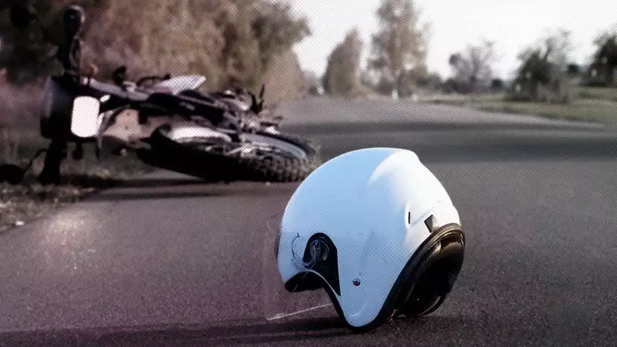 Motociclista sufre accidente
