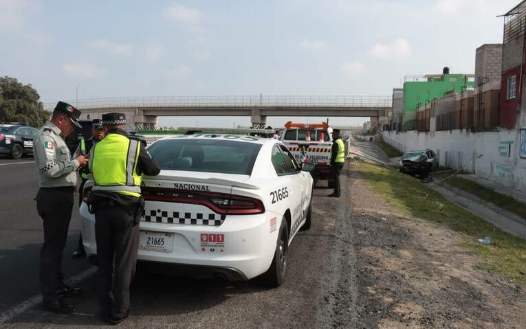 Una persona muerta y tres lesionadas tras chocar taxi contra poste en Atlacomulco