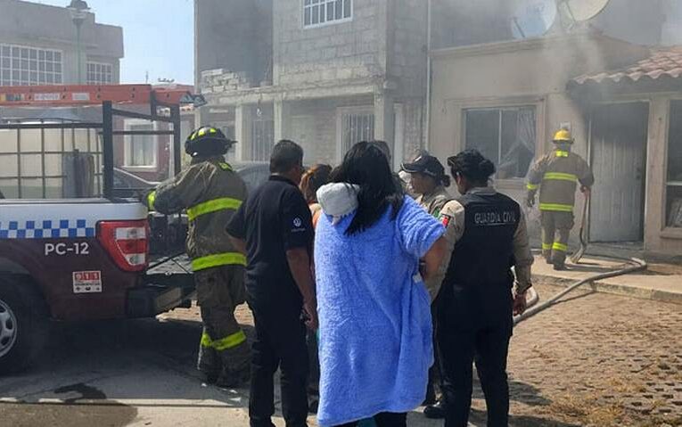 Policía de Tecámac rescata a mujer y mascotas en incendio devastador