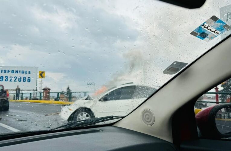 Autos, incendia, sobre paseo Tollocan