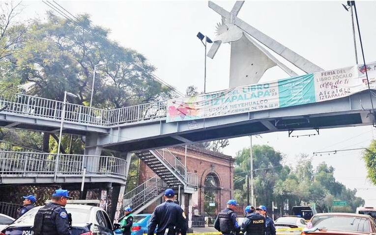 Hombre se Lanza desde Puente Peatonal en Iztapalapa tras Decepción Amorosa