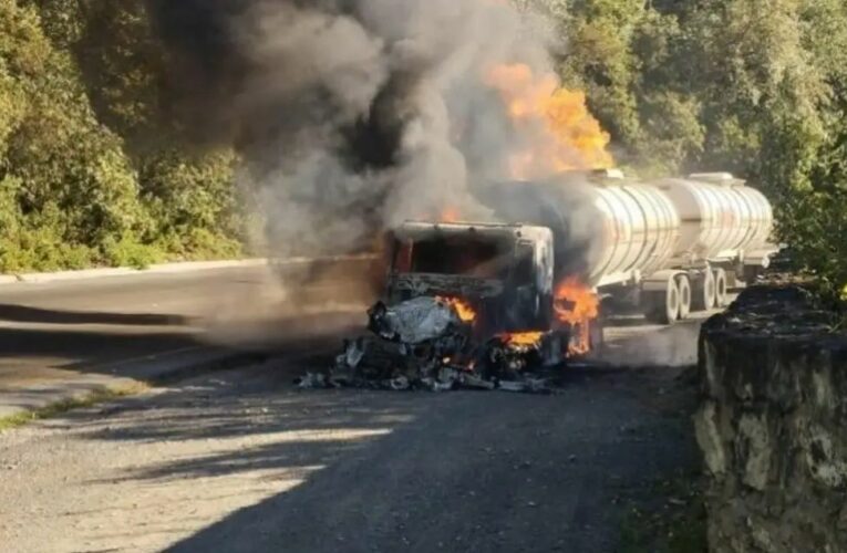 Tráiler cargado con gasolina se incendia en la autopista Orizaba-Puebla