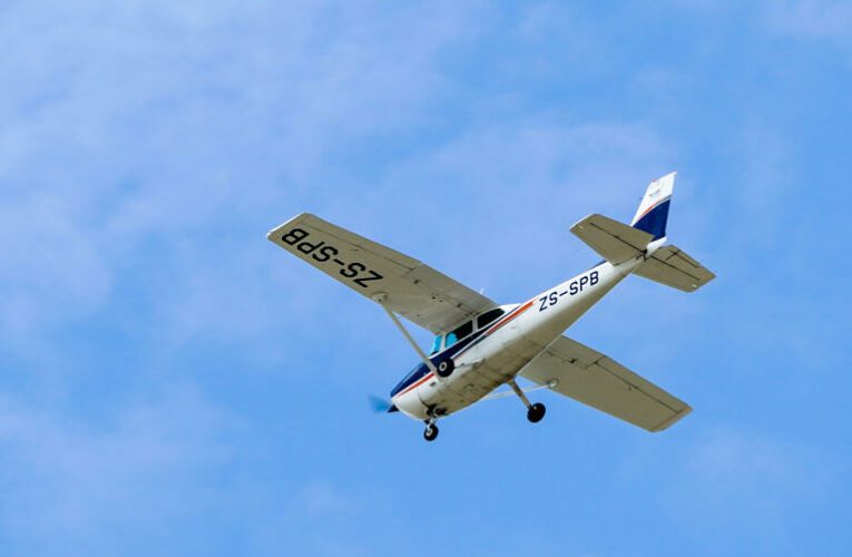 Avión privado se estrella contra una autopista de Florida