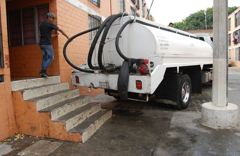 Vecinos de Iztapalapa continúan sin agua y tienen que poner de su propio dinero para obtenerla.