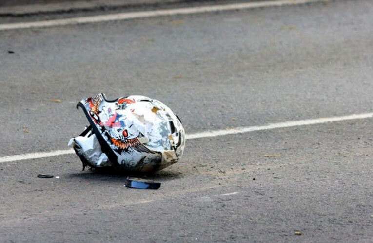 Mujer motociclista de 19 años muere en Iztapalapa por coladera abierta