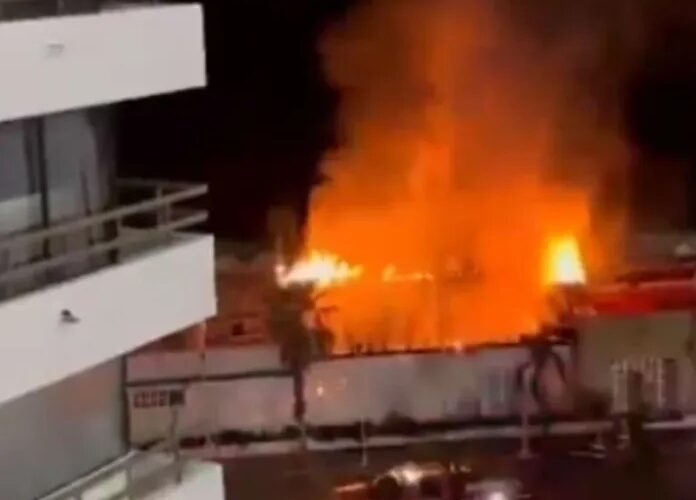 Violencia persiste en Acapulco: Restaurante incendiado, dueño hallado muerto