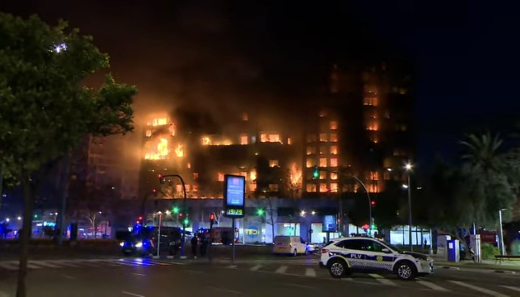 VIDEO incendio en edificio de Valencia-España.