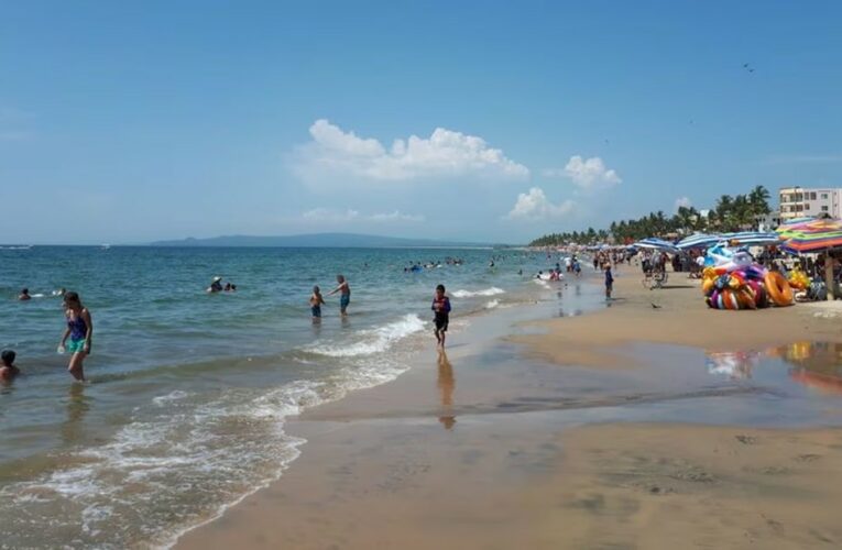 Rescate de turistas en playas de Mazatlán