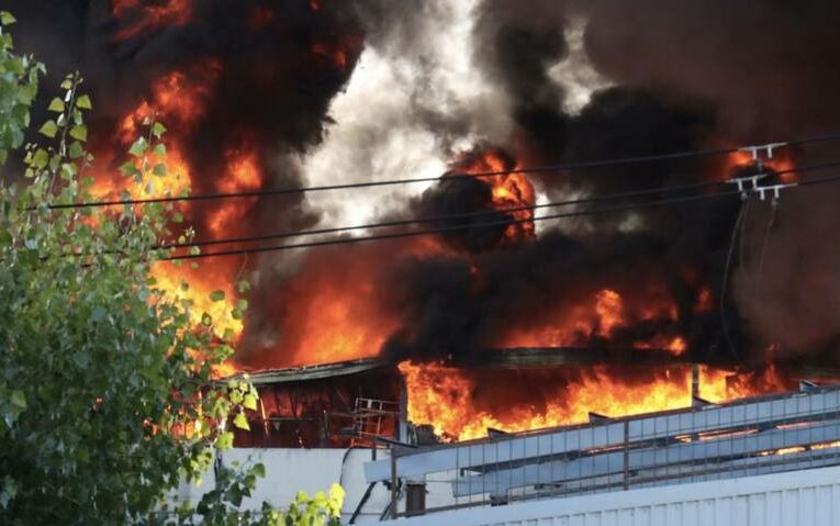 Incendio en Plaza 12 de Octubre: cinco bodegas afectadas