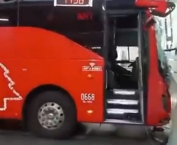 Autobús ADO choca en Terminal de Orizaba