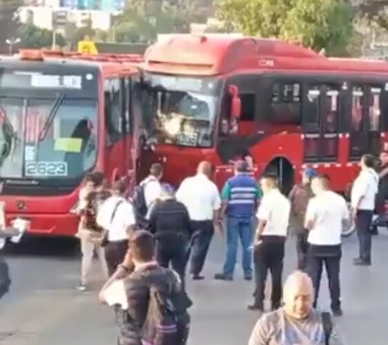 Dos Metrobús chocan en Indios Verdes, CDMX