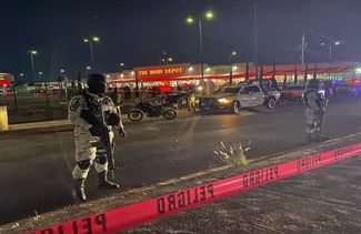 Balacera en Periplaza, de Puebla, deja un hombre muerto; policías inician persecución