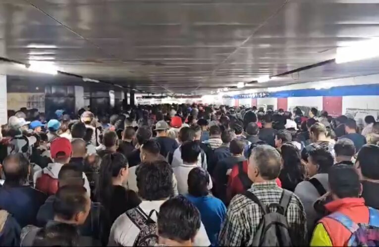 Largas filas en línea dos del metro de la ciudad de México