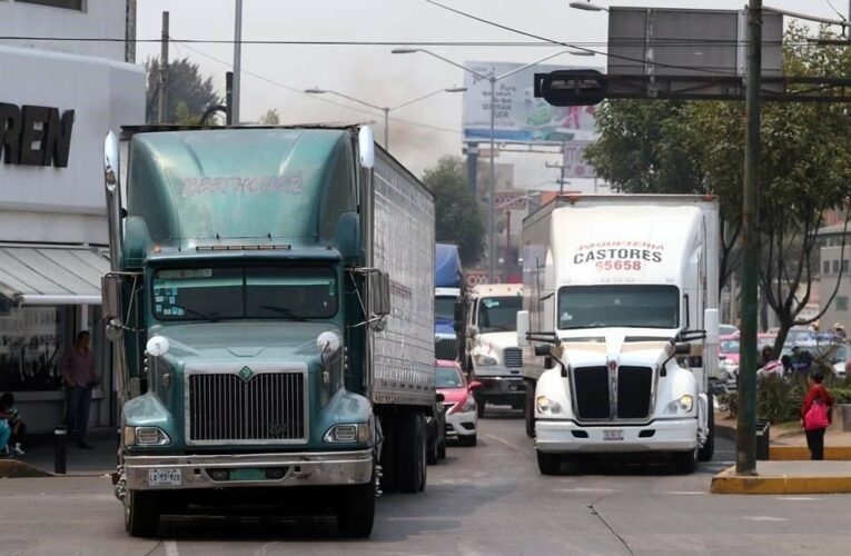 Volcadura de camión en Hidalgo provoca saqueos en plena carretera