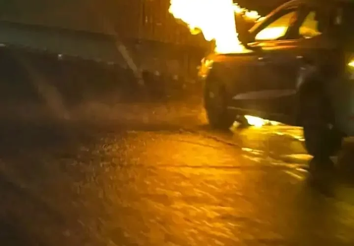 Incendio de pipa en el Circuito Interior de la Ciudad de México