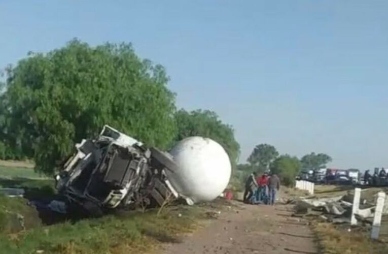 Pipa de gas LP vuelca en Circuito Exterior Mexiquense