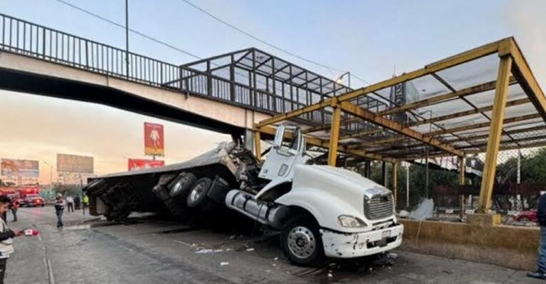 Vuelca tráiler sobre malla del Metro en CDMX, deja sin servicio la mitad de la línea