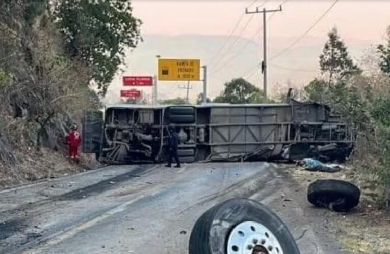 Vuelca camión con peregrinos en Malinalco; hay 14 muertos y 31 heridos