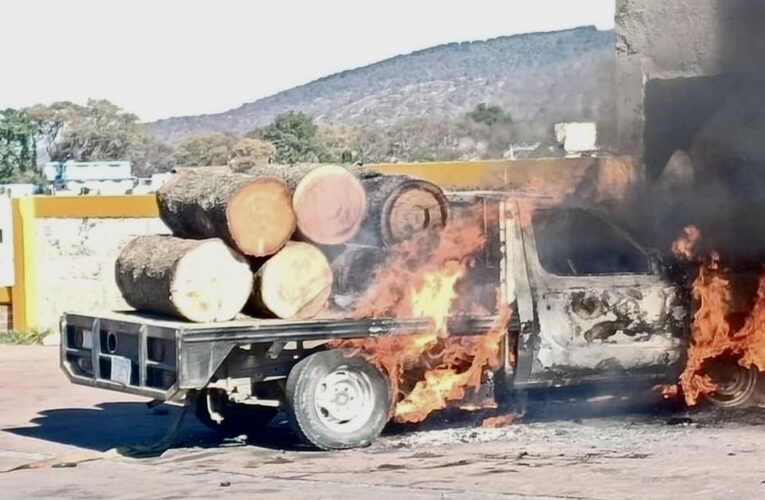 Ciudadanos de San Miguel Mimiapan incendian camioneta