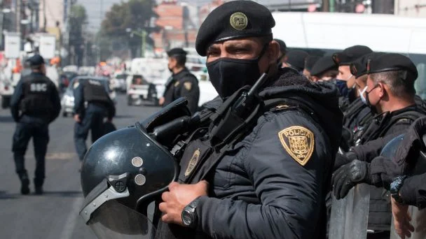 Policías de la CDMX golpean brutalmente a jóvenes en Iztacalco