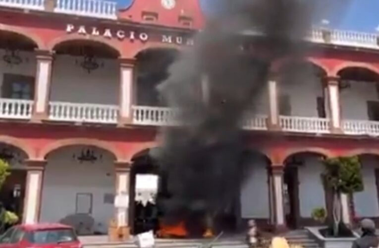 Caos en Otumba: vecinos incendian Palacio Municipal