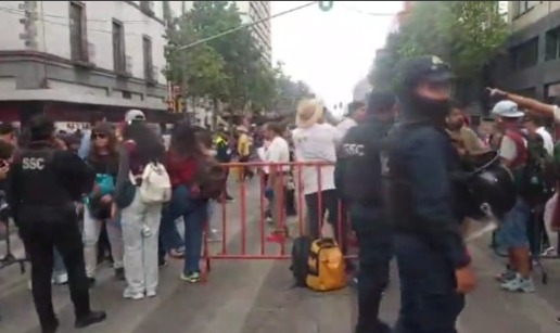 Con policías resguardando las calles, así luce el acceso al concierto de Interpol en el Zócalo