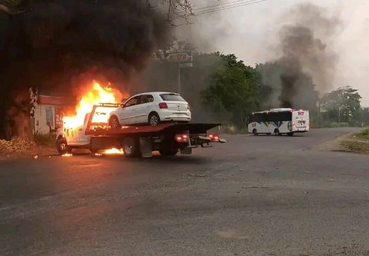 Incendian y Detonan Vehículos en la Carretera Federal Cárdenas-Comalcalco