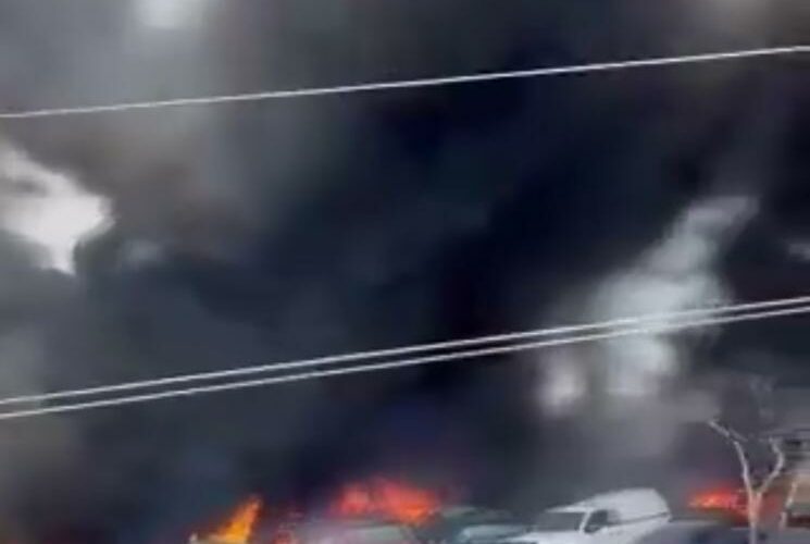Reportan un Fuerte Incendio en un Lote de Automóviles en Xalapa – Veracruz