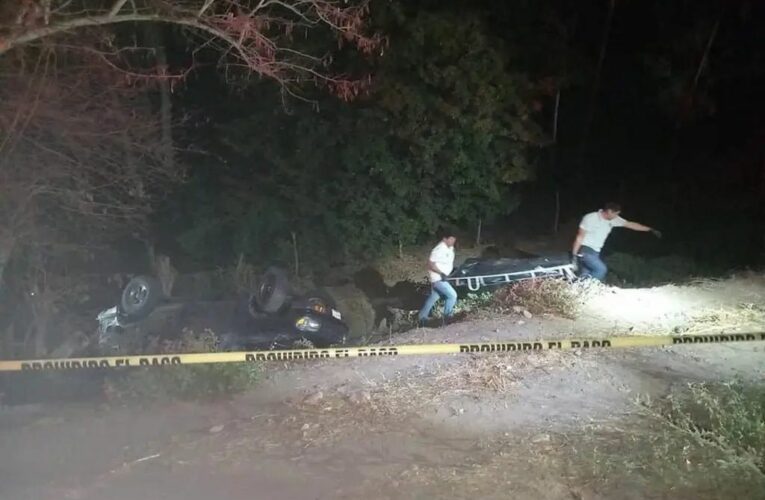 Vuelca camioneta en Oaxaca y deja 3 muertos y 5 heridos