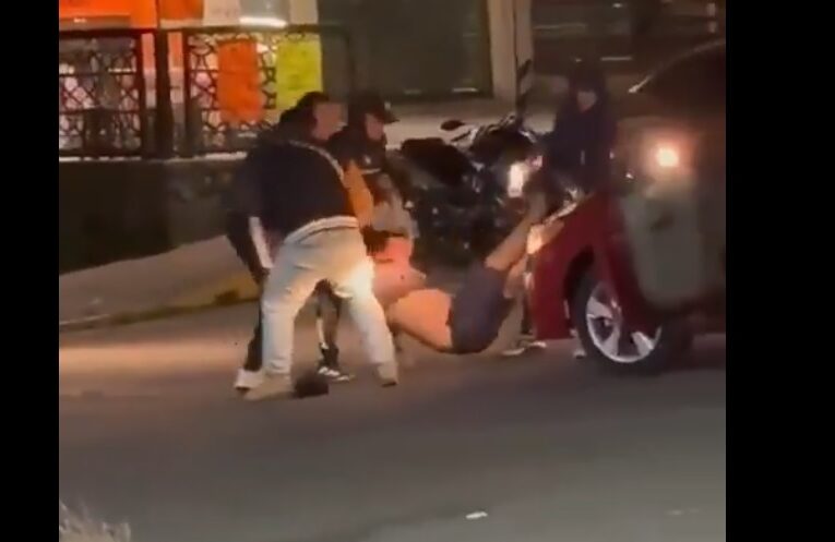 VIDEO: Entre 4 personas golpean a un joven en CDMX