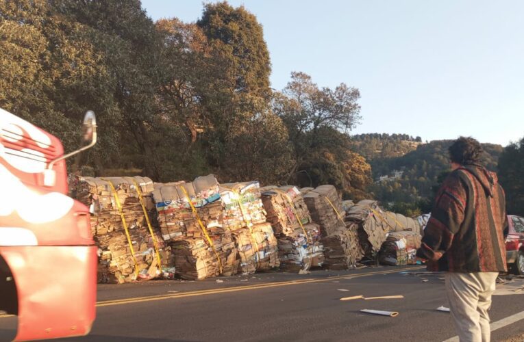 Accidente en el Puente del Hielo: Volcadura de Tráiler Afecta Ambos Carriles Dirección Toluca