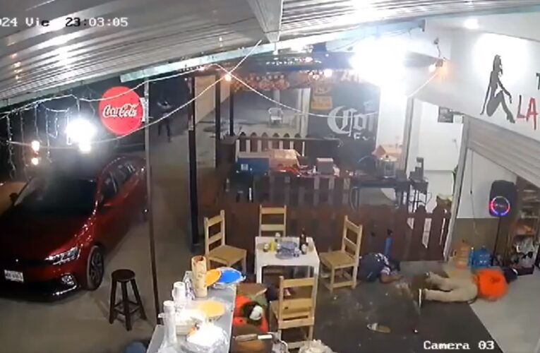 (VIDEO) Padre salva a su hijo durante ataque con bomba molotov