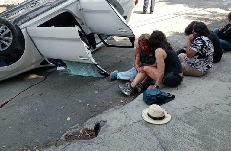 Accidente vehicular en Cuernavaca: Auto vuelca en calle Coronel Ahumada