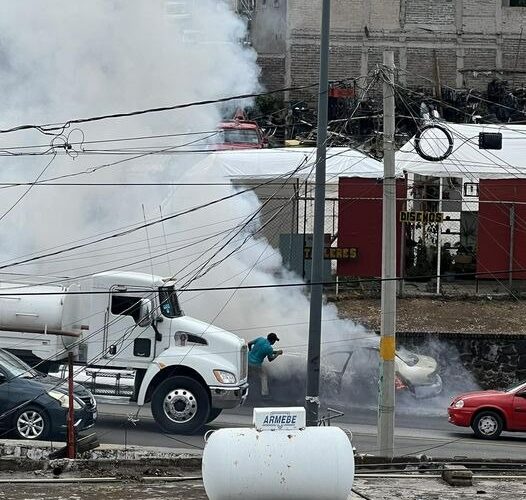 Bomberos Apagan Incendio de Vehículo en la Carretera México-Cuernavaca