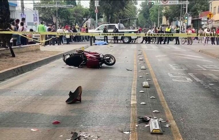 Motociclista muere tras choque con metrobús en CDMX