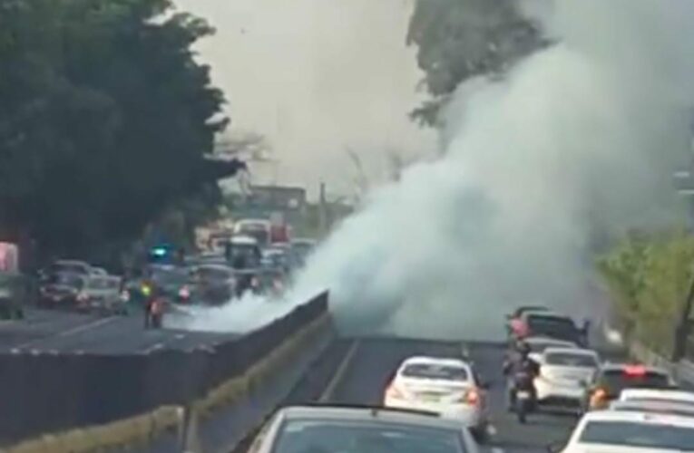 Incendio de moto provoca caos vial en Temixco 