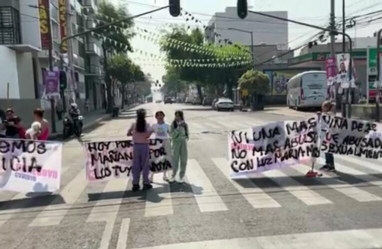Padres de familia bloquean el cruce de las calles Ricardo Flores Magón y Cedro en la colonia Atlampa en la alcaldía Cuauhtémoc.